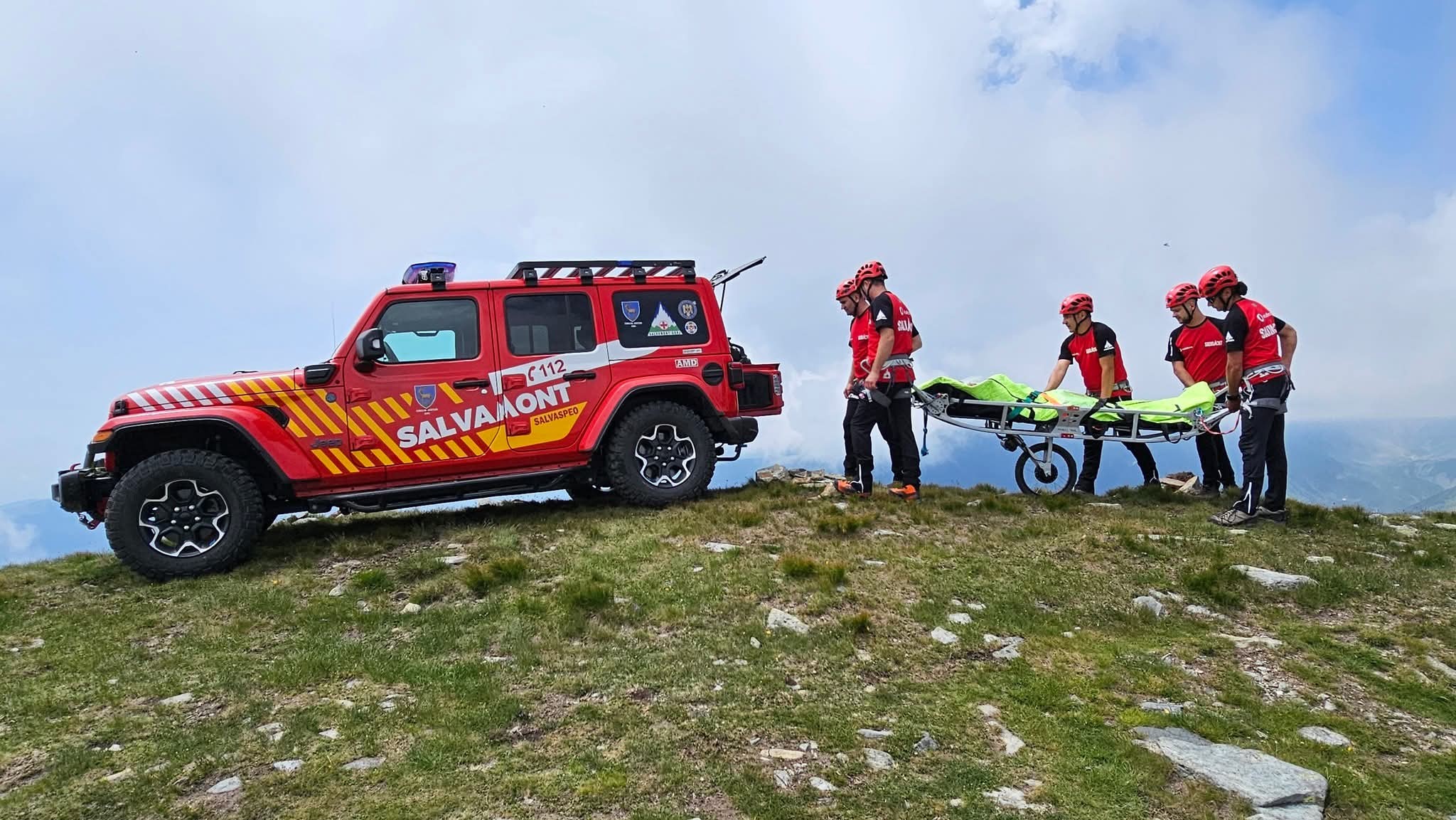 Șapte persoane au ajuns la spital după ce au fost salvate de munte