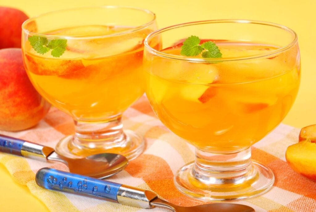 Jeleu aromat de piersici, cât mai sunt fructe proaspete și mai e încă vară. Un desert răcoritor fără gluten, potrivit cu un sfârșit de săptămână relaxant post-vacanță