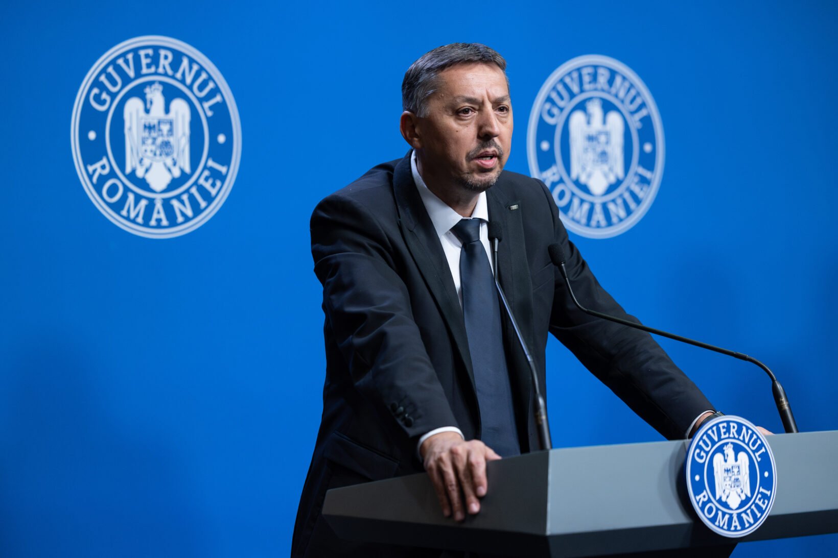 Mesajul ministrului educației, Daniel David: „Ca părinte și ministru cred că școala este în primul rând a copiilor, așa că îi așteptăm luni, împreună cu părinții. Cadrele didactice și personalul auxiliar/administrativ îi vor primi în școli și în clase”