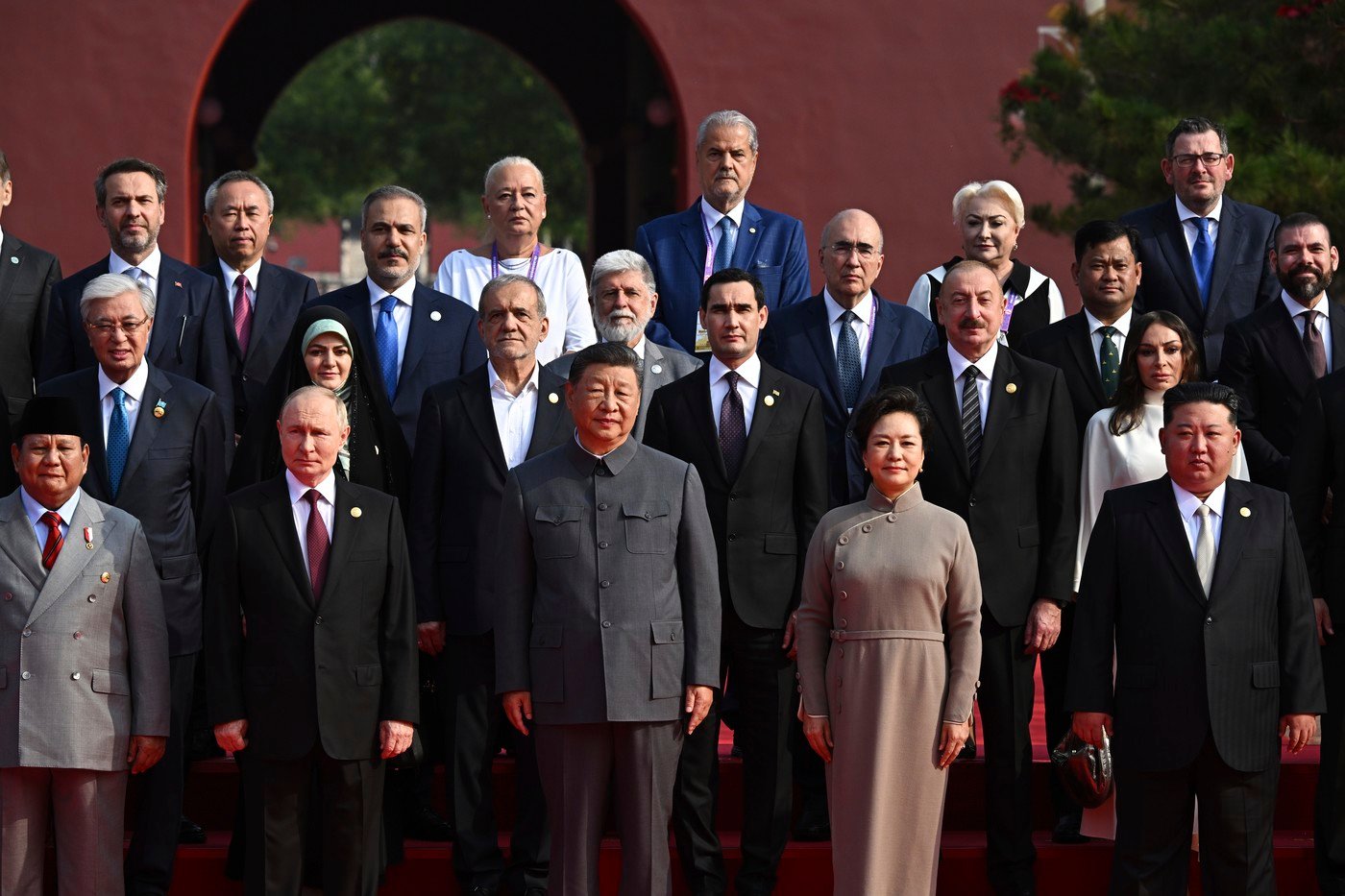 Vlad Gheorghe, fondatorul partidului DREPT, cere Guvernului Bolojan să verifice fundațiile de utilitate publică și beneficiile acestora de la stat, după ce Adrian Năstase s-a afișat cu dictatorii Kim Jong Un și Xi Jiping și criminalului de război Vladimir Putin / Fostul premier are o astfel de fundație