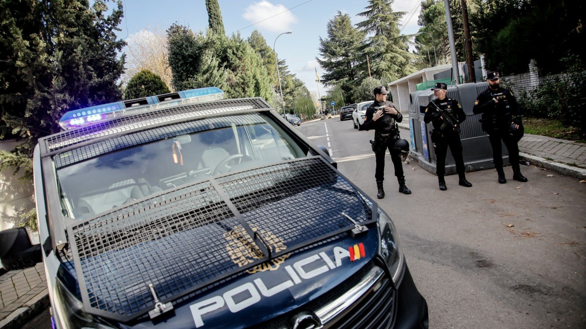 Ce a descoperit un bărbat care a depus 770. 000 de euro la bancă timp de 3 ani, după ce a pus contul pe numele soției