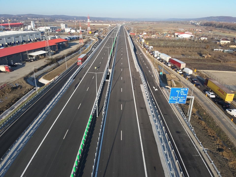 Alunecare de teren în şantierul de la Perişani al autostrăzii Sibiu-Piteşti / Un complex turistic e în pericol