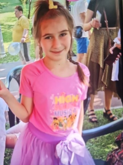 București. Alertă copil dispărut! Poliția cere ajutorul pentru găsirea unei fetițe de 9 ani. A dispărut în Sectorul 2, de lângă femeia care o supraveghea. Foto și semnalmente.