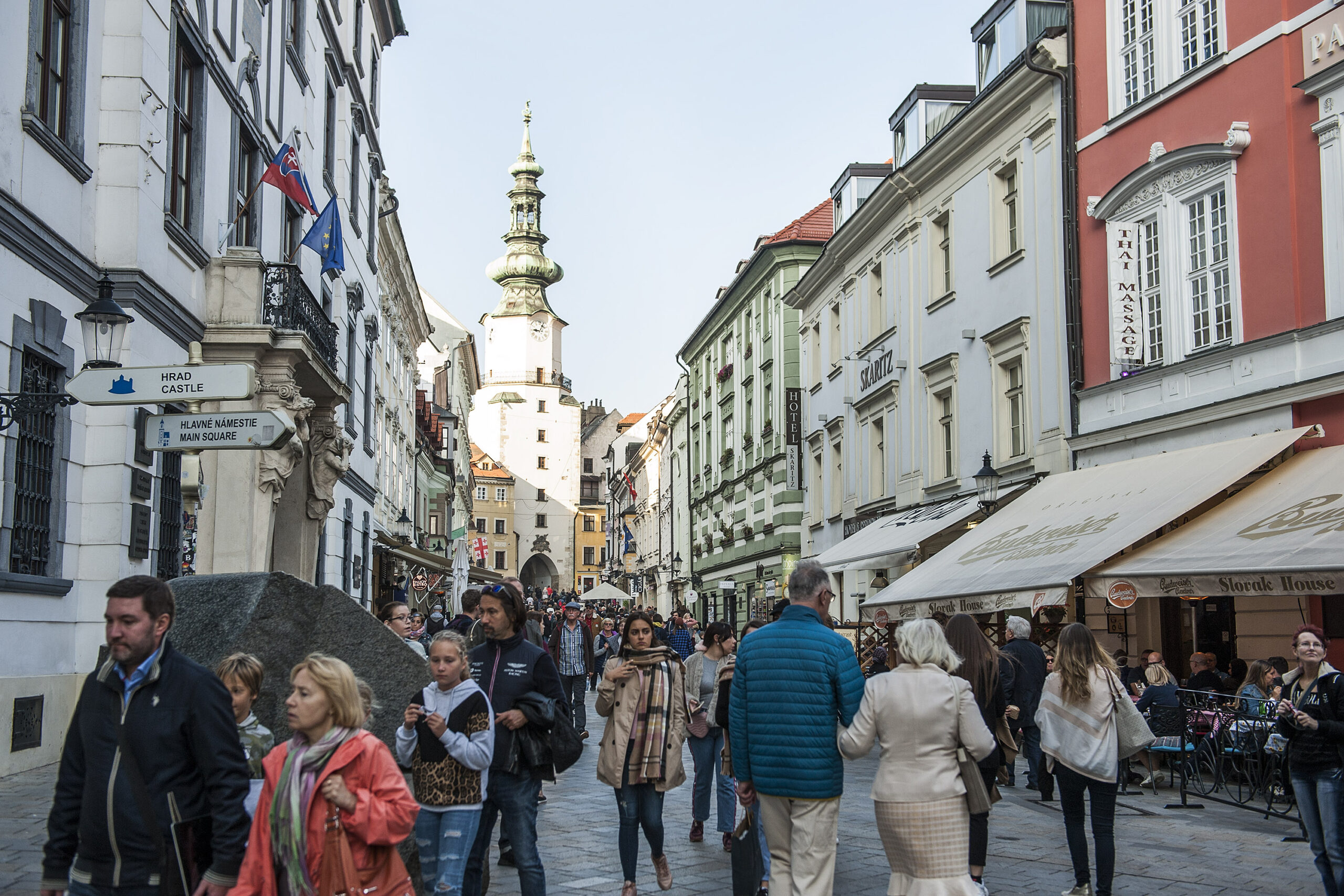 Poliția slovacă vine cu clarificări după ce parlamentul a limitat viteza pietonilor la 6 km/h. Da, după autobuz poți să fugi