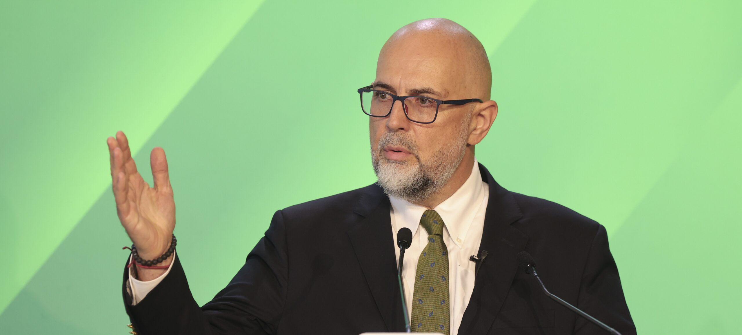 Kelemen Hunor îl ironizează pe șeful ANAF: „Am încălcat legea! Am făcut șase borcane de gem de prune. Aștept să vină să-mi ia probele”