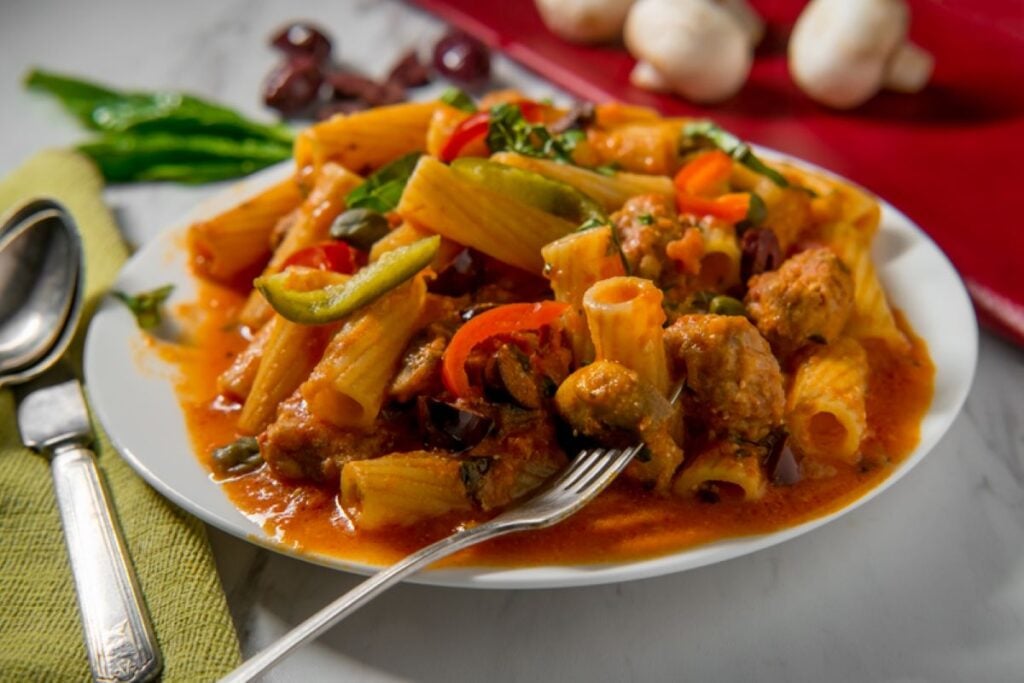 Pastele de vineri seara. Pasta alla zingara, o rețetă tradițională din zona Roma-Napoli, cu ardei, măsline și bacon