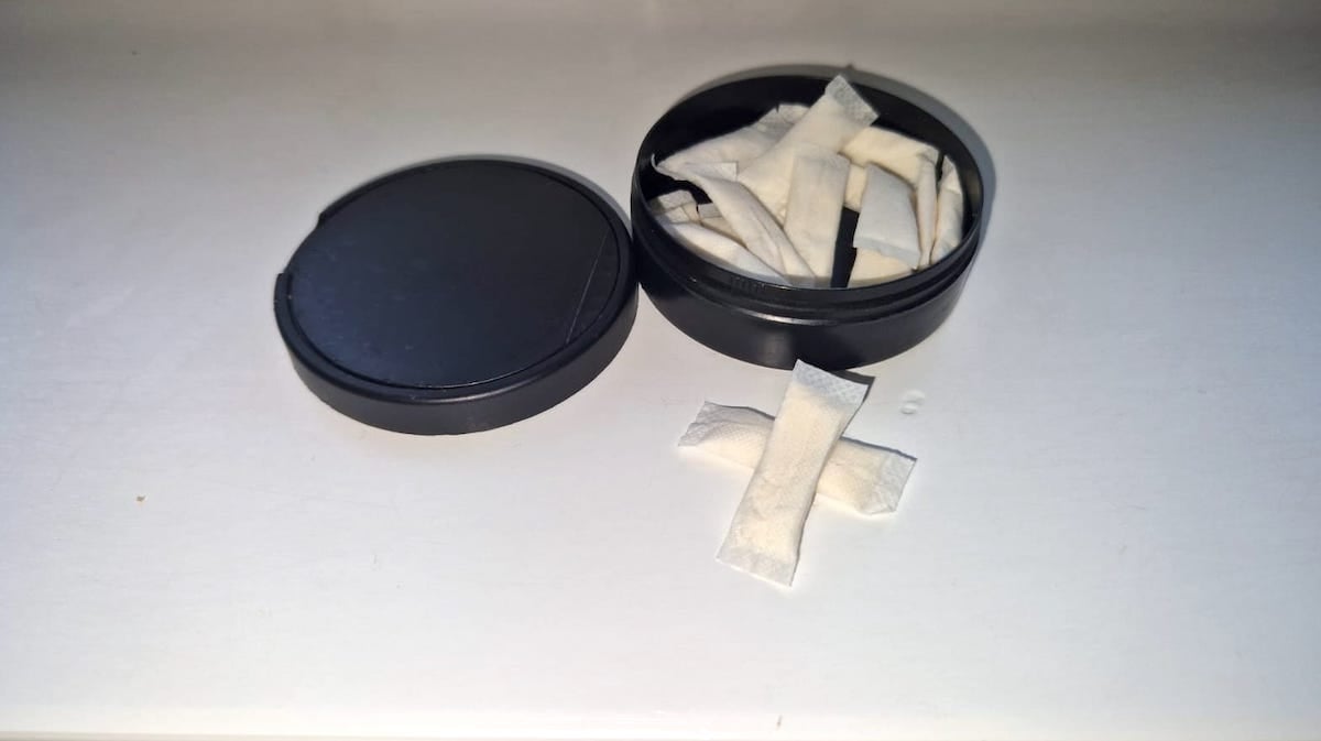 Pliculețele cu nicotină, un fenomen care scapă de sub control / „M-am apucat la 14 ani. Mă fac să mă simt mai puțin vinovat” / Medic: ”Ar trebui reglementate legislativ. Sunt nocive”