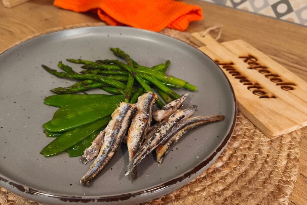 VIDEO | Rețetele Juanitei | Hamsii crocante preparate în friteuză, fără ulei și prăjeală, doar cu garnitură de mazăre plată și sparanghel/ Merg la fel de bine și cu broccoli