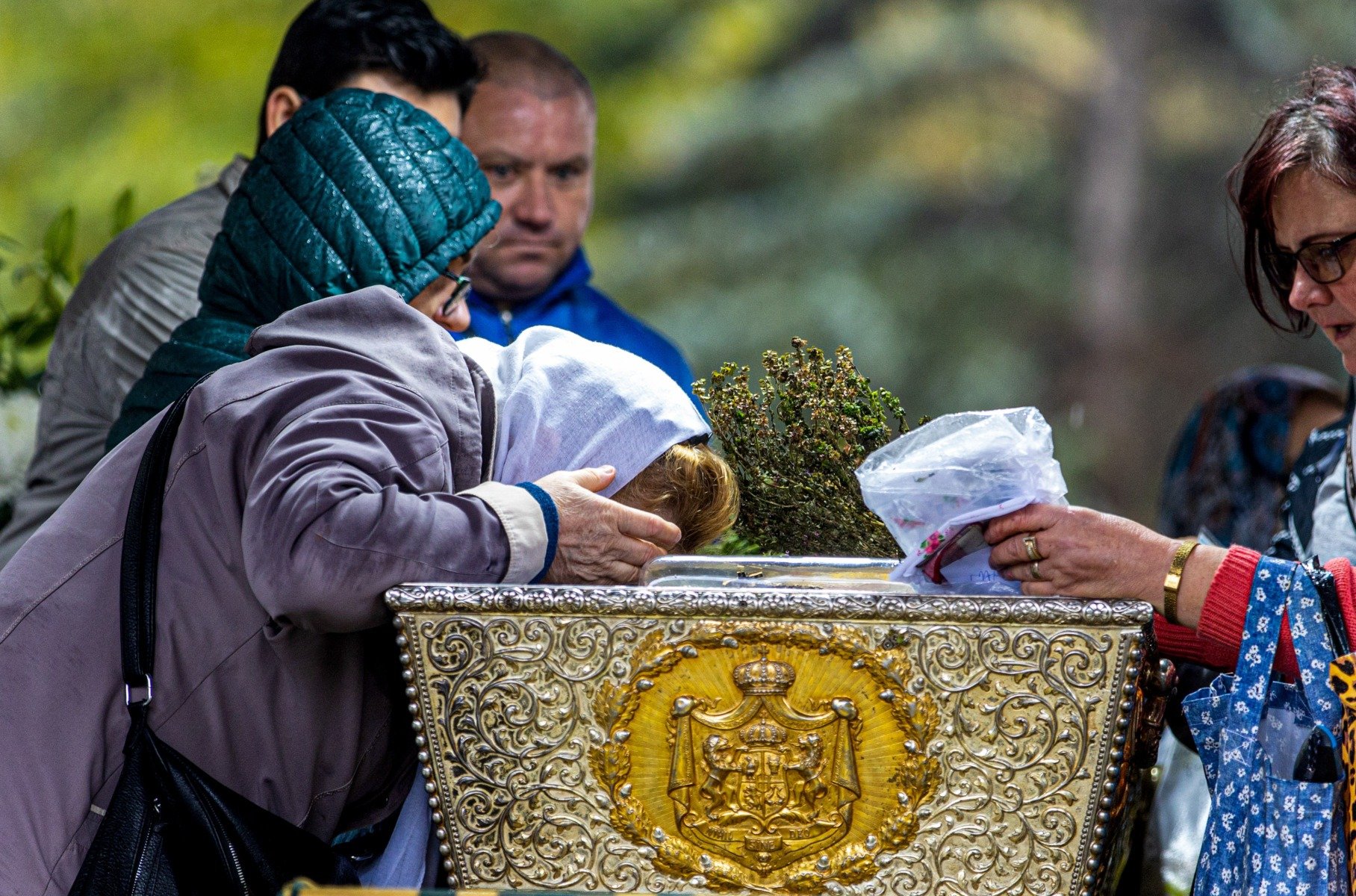 17.000 de oameni aşteaptă la o coadă de câţiva kilometri în Iași ca să se închine la moaştele Sfintei Parascheva