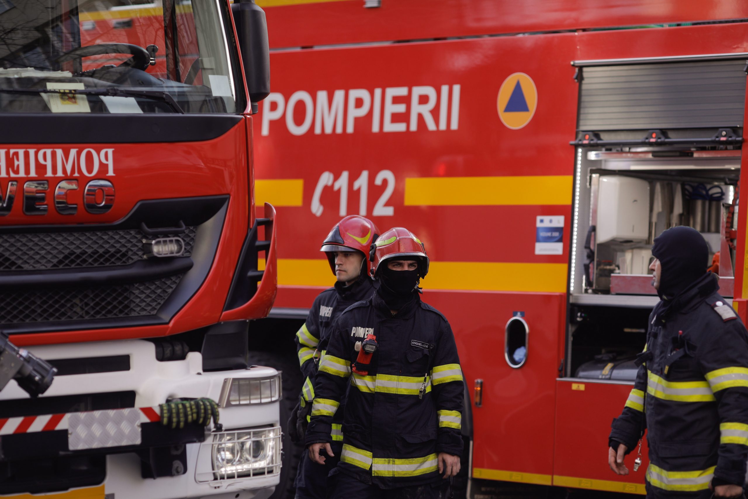 Explozie puternică urmată de incendiu într-o locuință din Dej. O persoană ar fi rămas captivă în interior