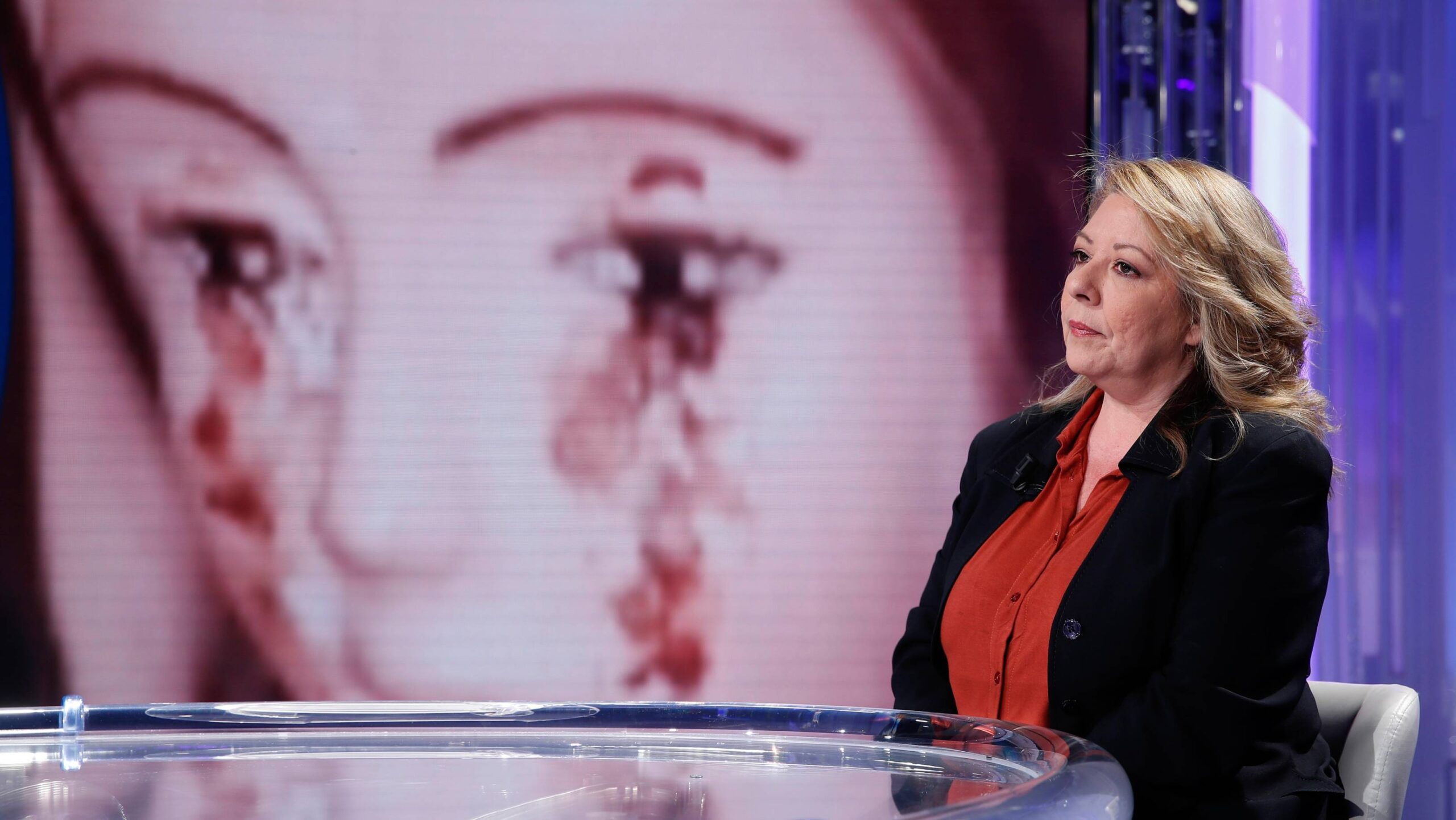 Femeie trimisă în judecată, după ce a spus că o statuie a Fecioarei Maria plângea cu lacrimi de sânge. Suma strânsă din donații